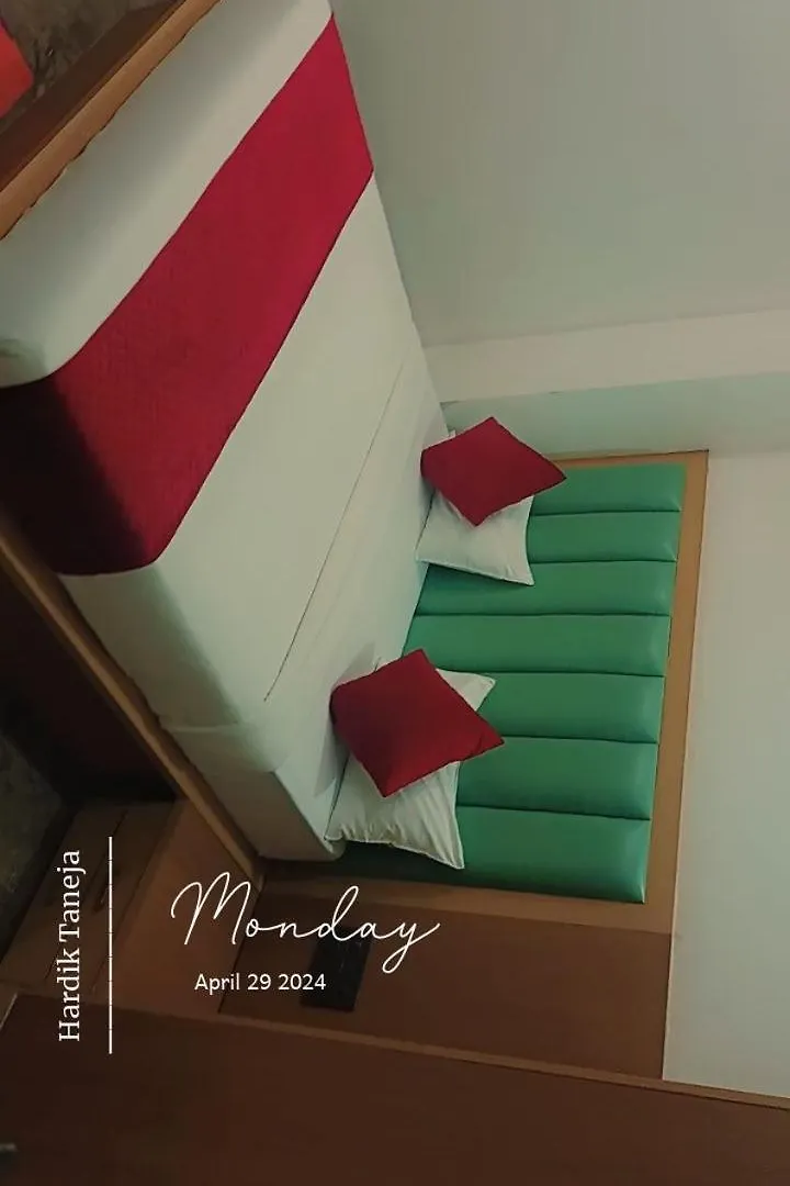 Hotel Whitehouse Ac Family Room Agra
