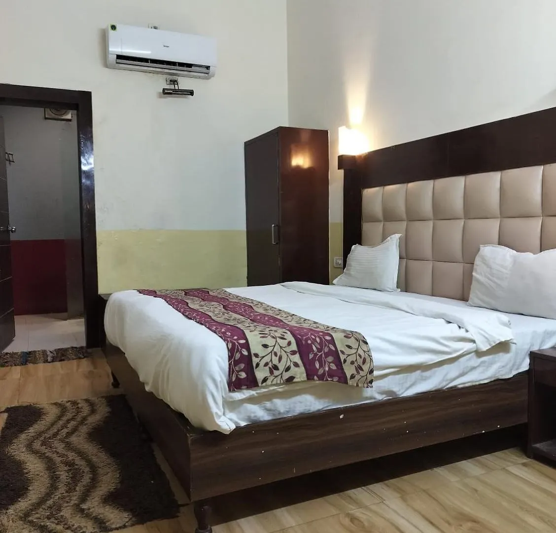 Hotel Whitehouse Ac Family Room Agra   Agra (Uttar Pradesh)