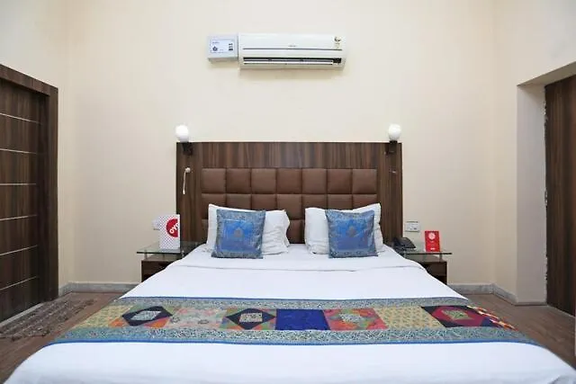 Hotel Whitehouse Ac Family Room Agra