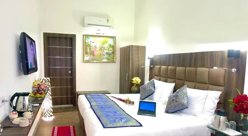 Hotel Whitehouse Ac Family Room Agra