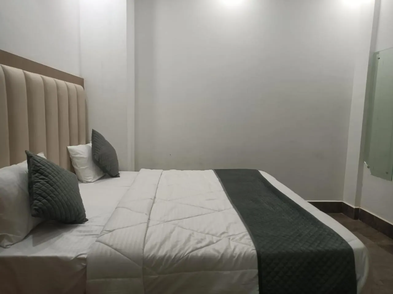 Hotel Whitehouse Ac Family Room Agra