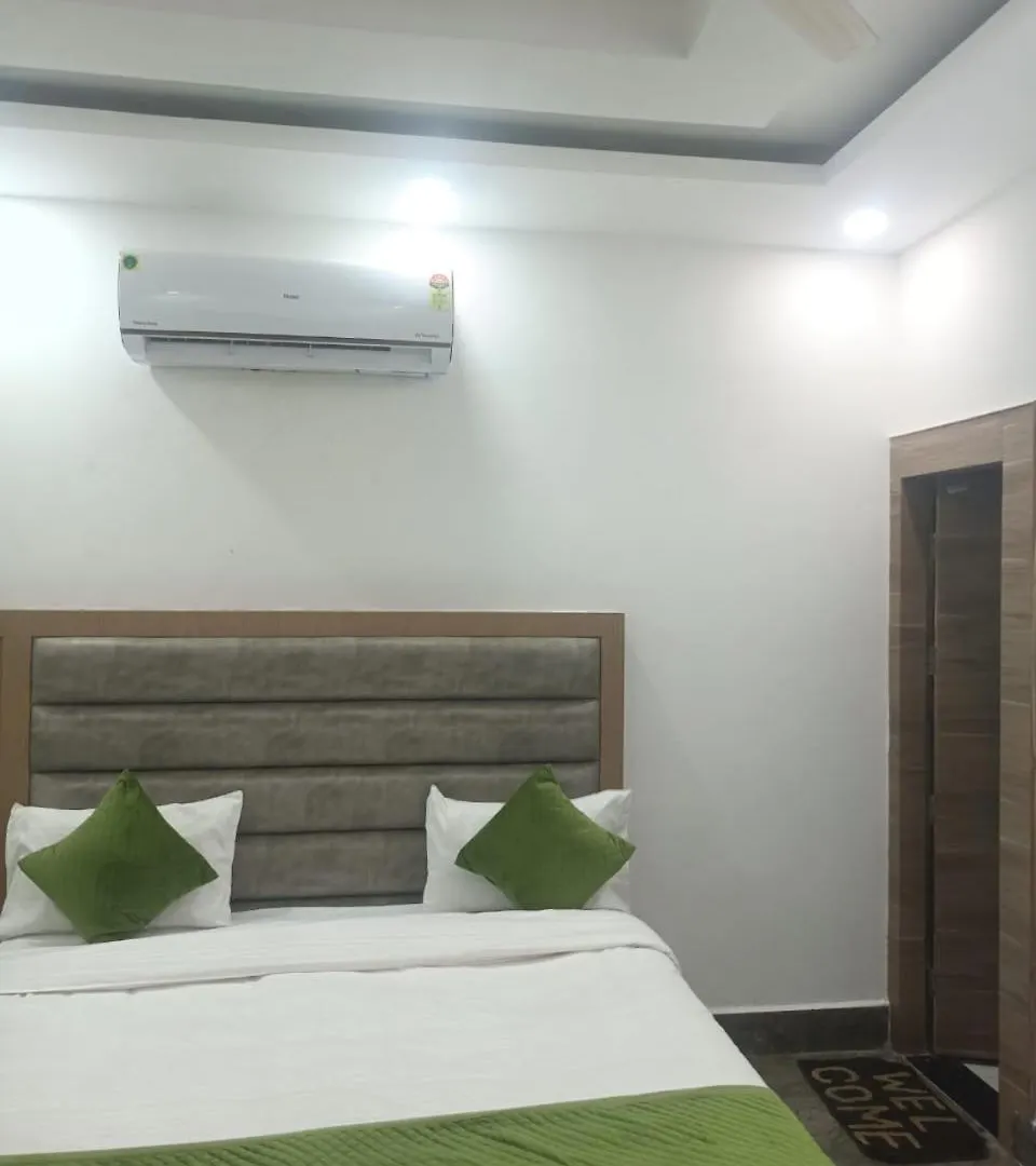 Hotel Whitehouse Ac Family Room Agra