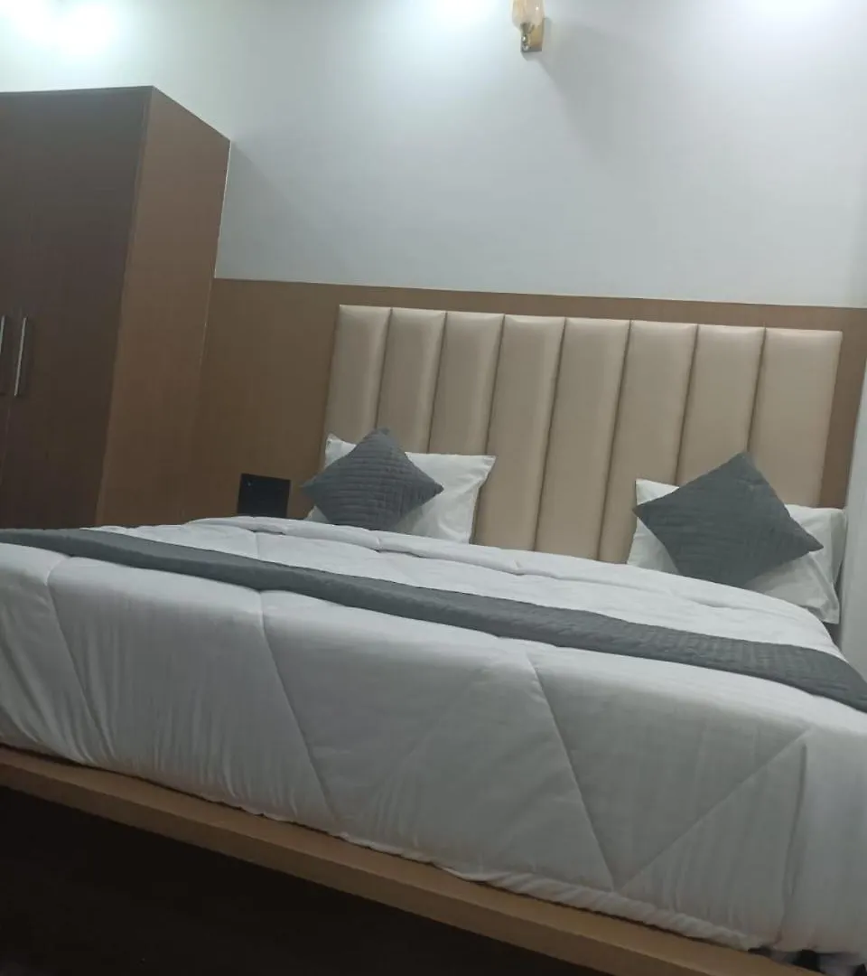 ***  Hotel Whitehouse Ac Family Room Agra  Índia
