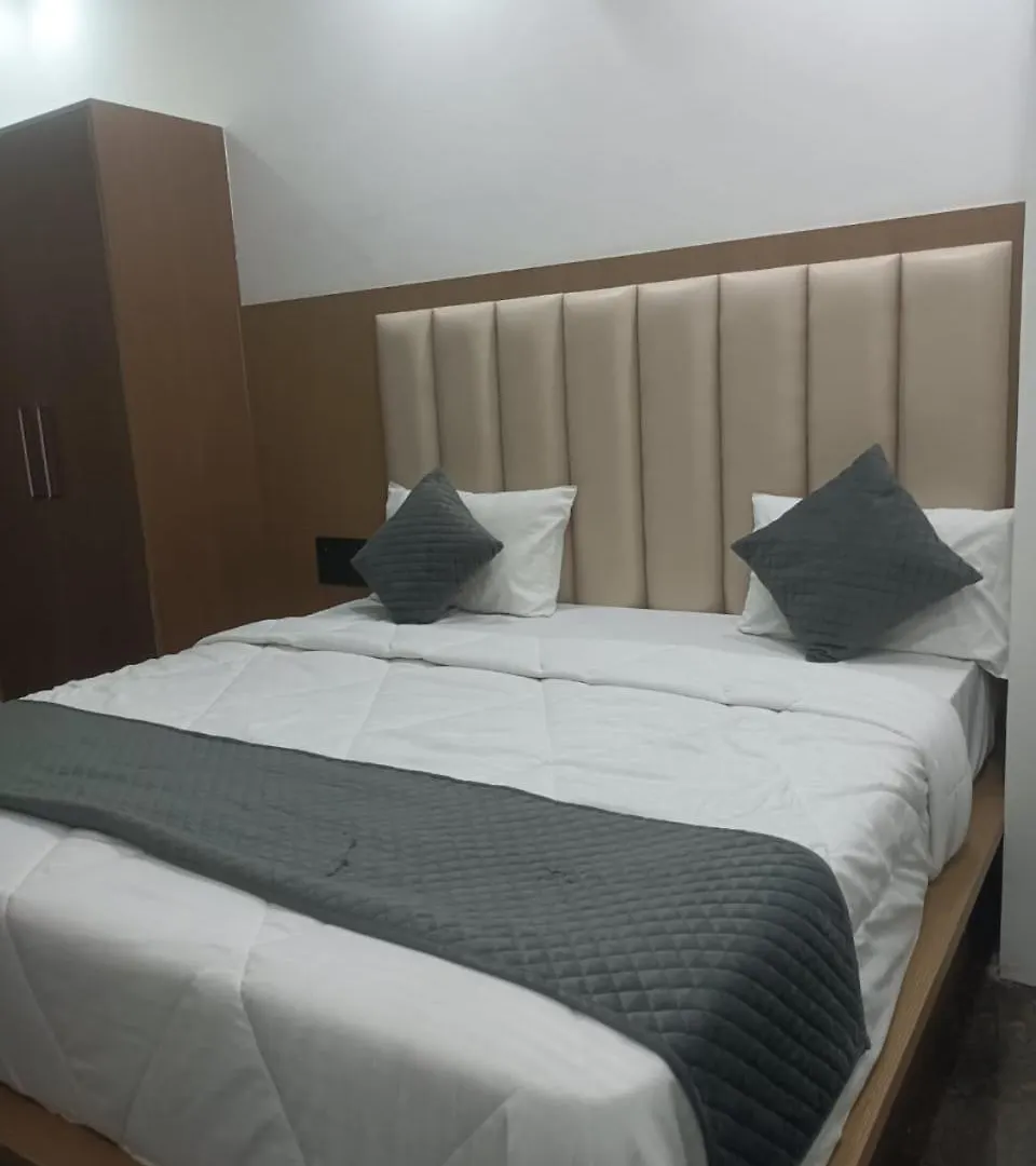 Hotel Whitehouse Ac Family Room Agra